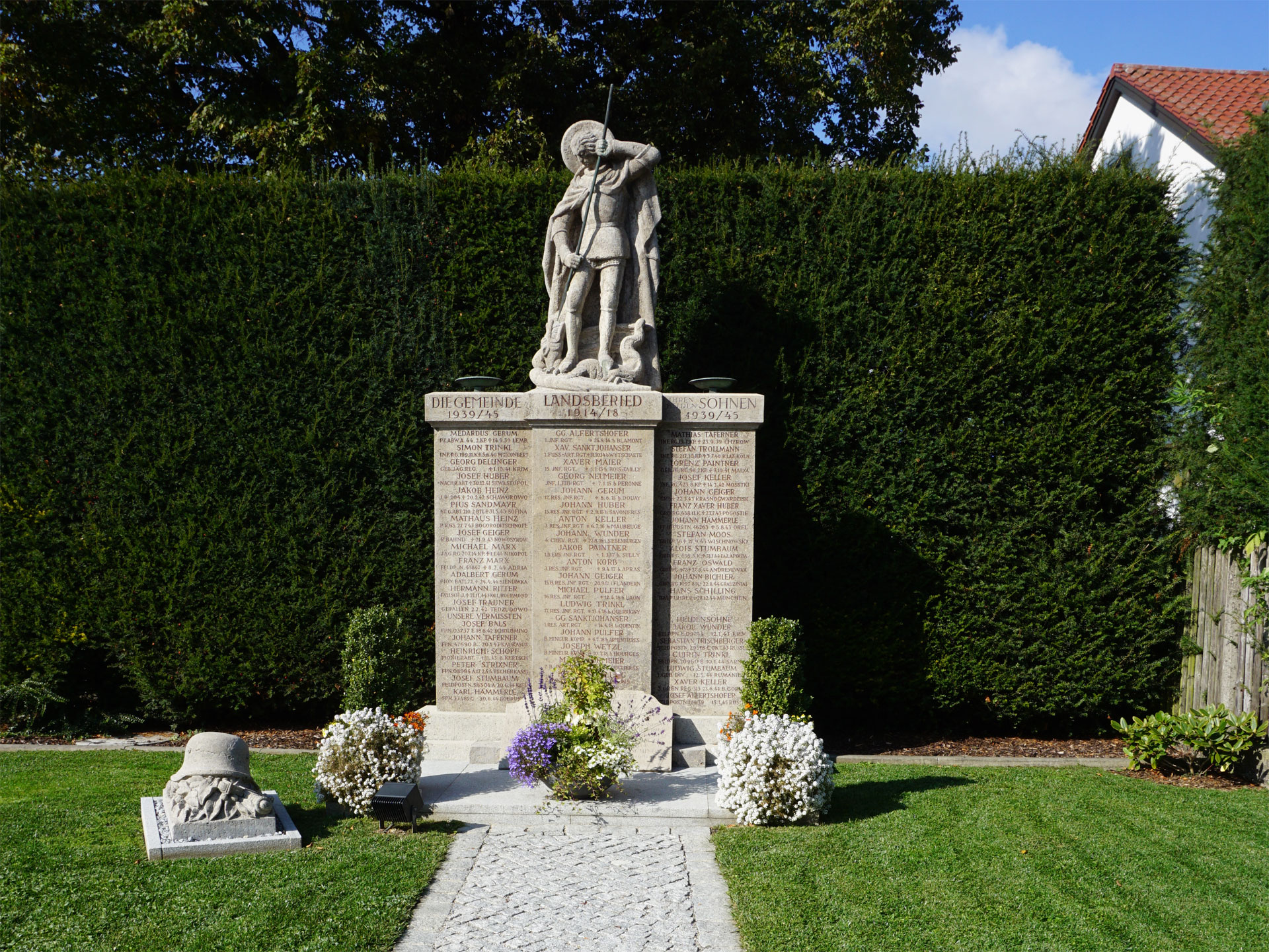 Grossansicht in neuem Fenster: Kriegerdenkmal für die Gefallenen der beiden Weltkriege Grossansicht in neuem Fenster: Kriegerdenkmal für die Gefallenen der beiden Weltkriege