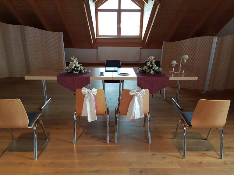 Grossansicht in neuem Fenster: Trauungszimmer im Gemeindehaus Jesenwang (1) Grossansicht in neuem Fenster: Trauungszimmer im Gemeindehaus Jesenwang (1)