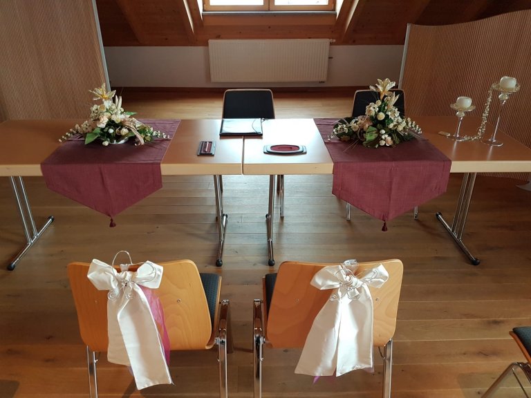 Grossansicht in neuem Fenster: Trauungszimmer im Gemeindehaus Jesenwang (3) Grossansicht in neuem Fenster: Trauungszimmer im Gemeindehaus Jesenwang (3)