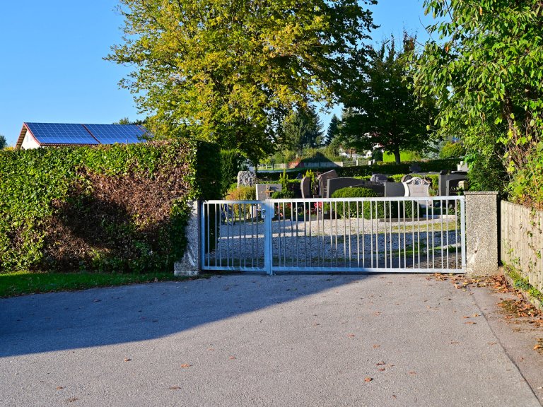 Grossansicht in neuem Fenster: Gemeindlicher Friedhof Hattenhofen - Eingang