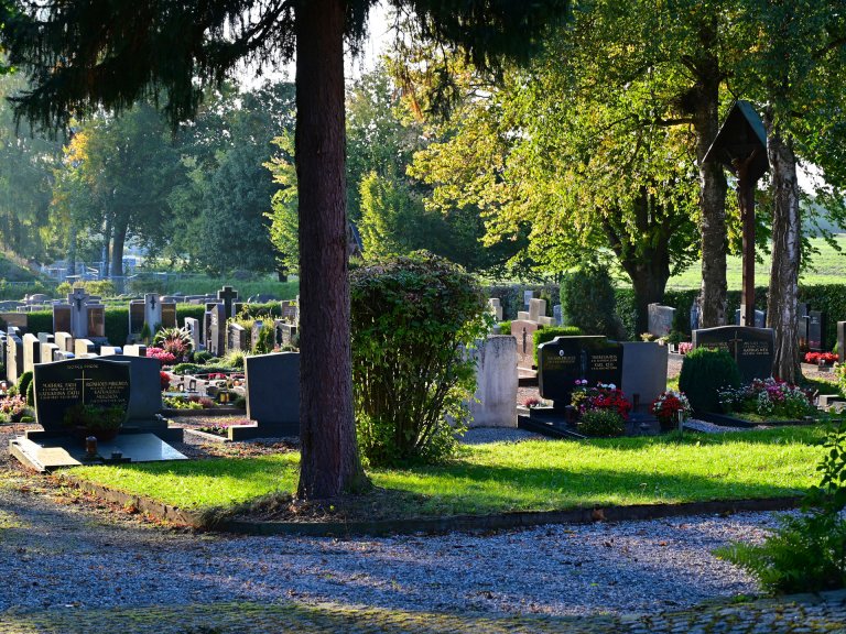 Grossansicht in neuem Fenster: Gemeindlicher Friedhof Hattenhofen (003)